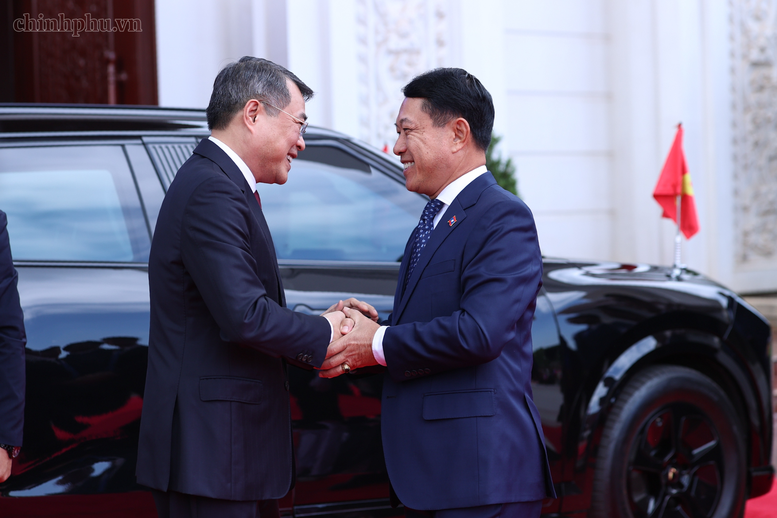 thu-tuong-lao-saleumxay-kommasith-chu-tri-le-don-chinh-thuc-thu-tuong-le-minh-hung