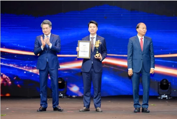 Minh Long nhận Cúp Thánh Gióng, tiếp tục khẳng định vị thế gốm sứ Việt