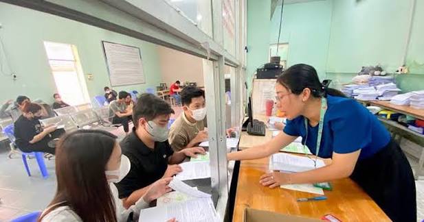 Ký hợp đồng với người đang hưởng trợ cấp thất nghiệp, báo tăng BHXH thế nào?