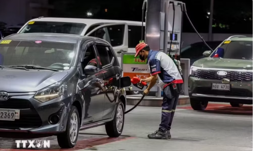 Giá dầu thô tại châu Á chịu áp lực giảm do lo ngại dư cung