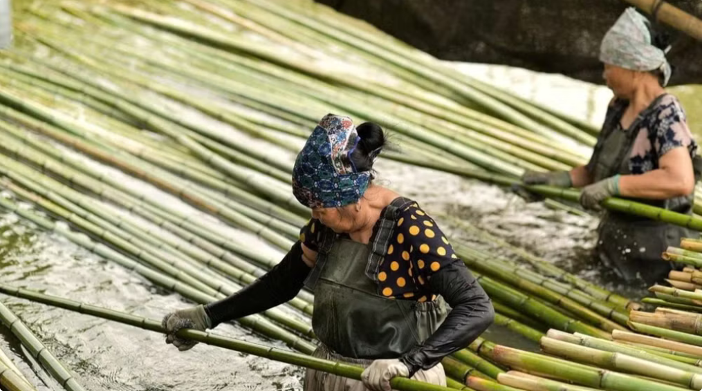 “Giữ lửa” làng nghề trước áp lực thị trường
