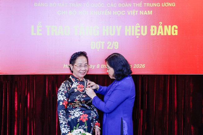 Chủ tịch Bùi Thị Minh Hoài trao tặng Huy hiệu 45 năm tuổi Đảng cho GS.TS Nguyễn Thị Doan