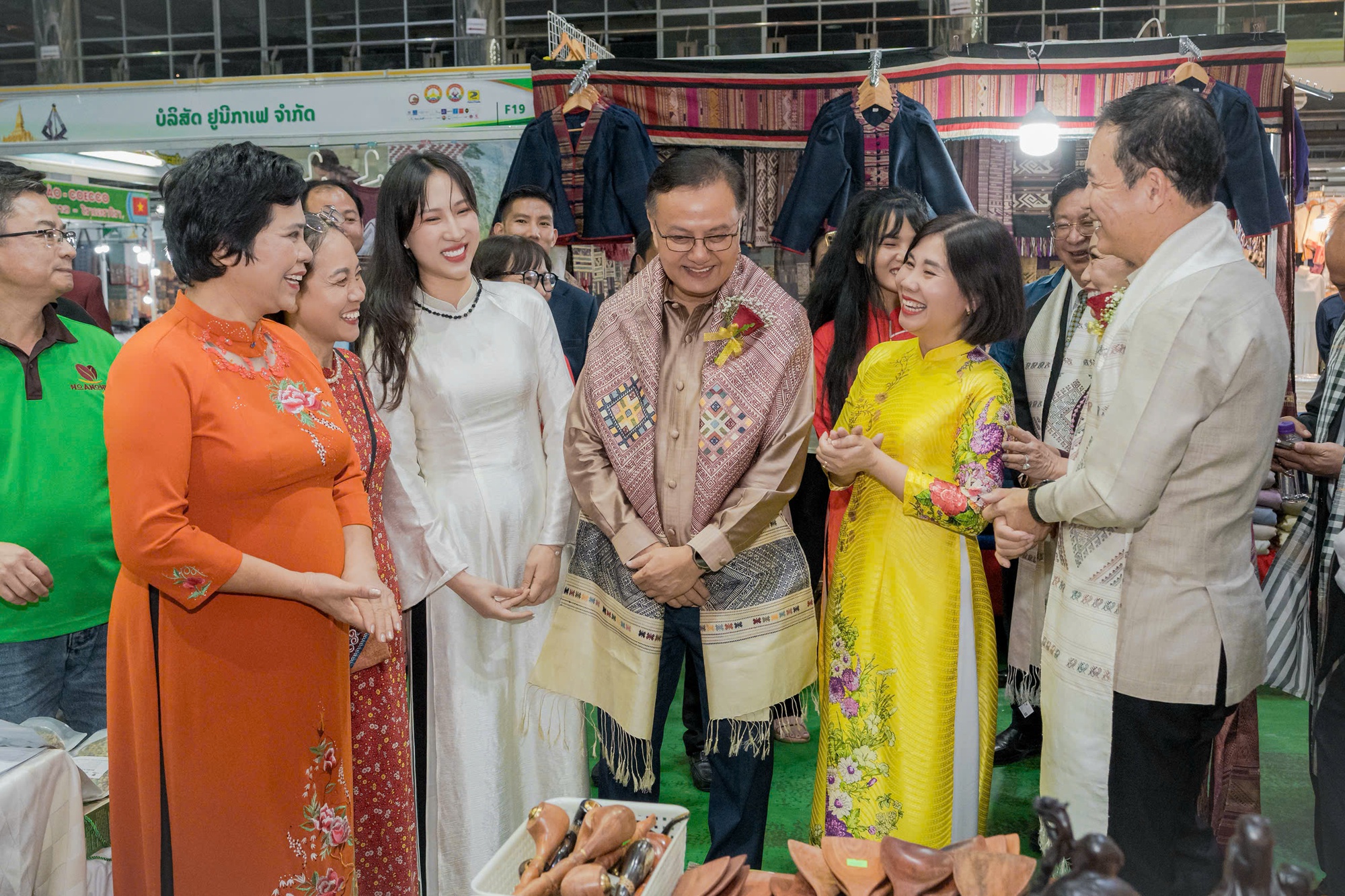 thuong-mai-viet-nam-lao-mo-rong-du-dia-tang-truong