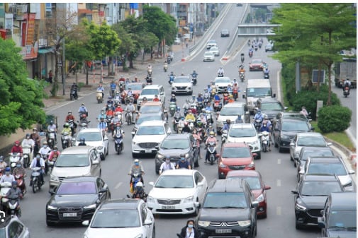 vama-lo-ngai-den-2030-96-xe-chay-xang-phai-chuyen-xe-dien