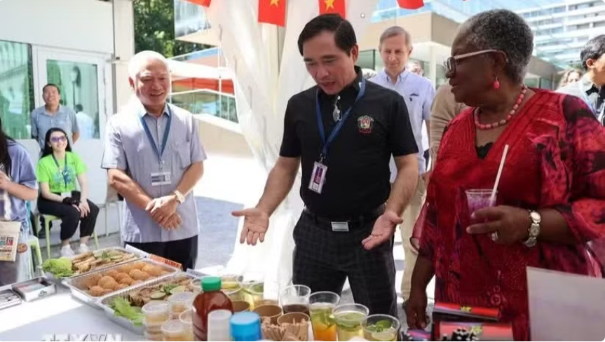 Nhộn nhịp gian hàng của Việt Nam tại WTO Open Day 2026