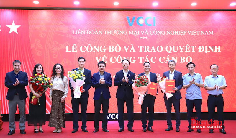 VCCI công bố và trao quyết định về công tác cán bộ