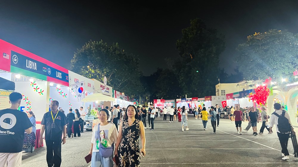 le-hoi-van-hoa-the-gioi-tai-ha-noi-lan-thu-hai-giao-luu-van-hoa-quoc-te-qua-nhung-gian-hang-dac-sac