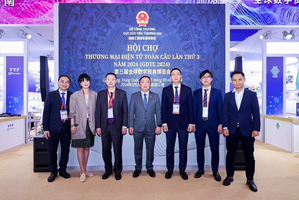 khai-truong-gian-hang-quoc-gia-viet-nam-tai-hoi-cho-thuong-mai-dien-tu-toan-cau-lan-thu-3