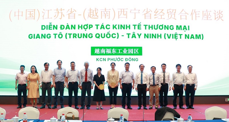 Đại biểu chụp ảnh kỷ niệm.jpg