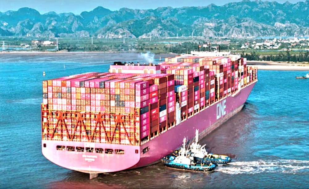 sieu-tau-container-360m-cap-cang-container-quoc-te-tan-cang-hai-phong