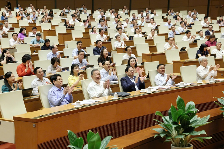 quoc-hoi-chinh-thuc-thong-qua-nghi-quyet-sua-doi-bo-sung-mot-so-dieu-cua-hien-phap-nam-2013