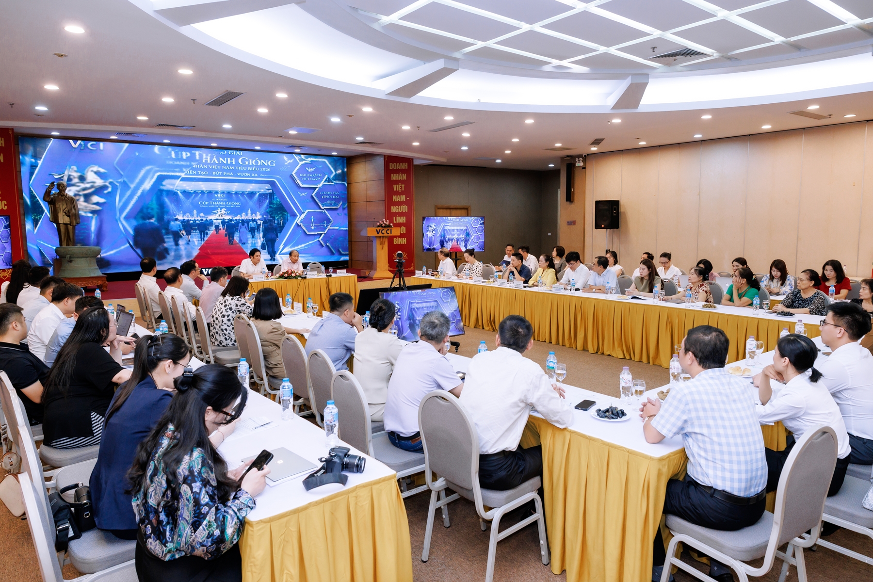 “Doanh nhân Việt Nam tiêu biểu - Cúp Thánh Gióng” 11/8/2026