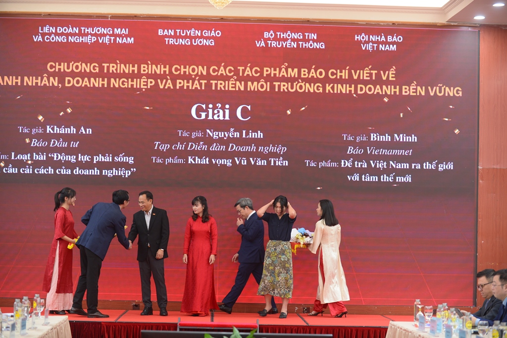 Diễn đàn Báo chí và Doanh nghiệp đồng hành vì Việt Nam phồn vinh, hạnh phúc năm 2024
