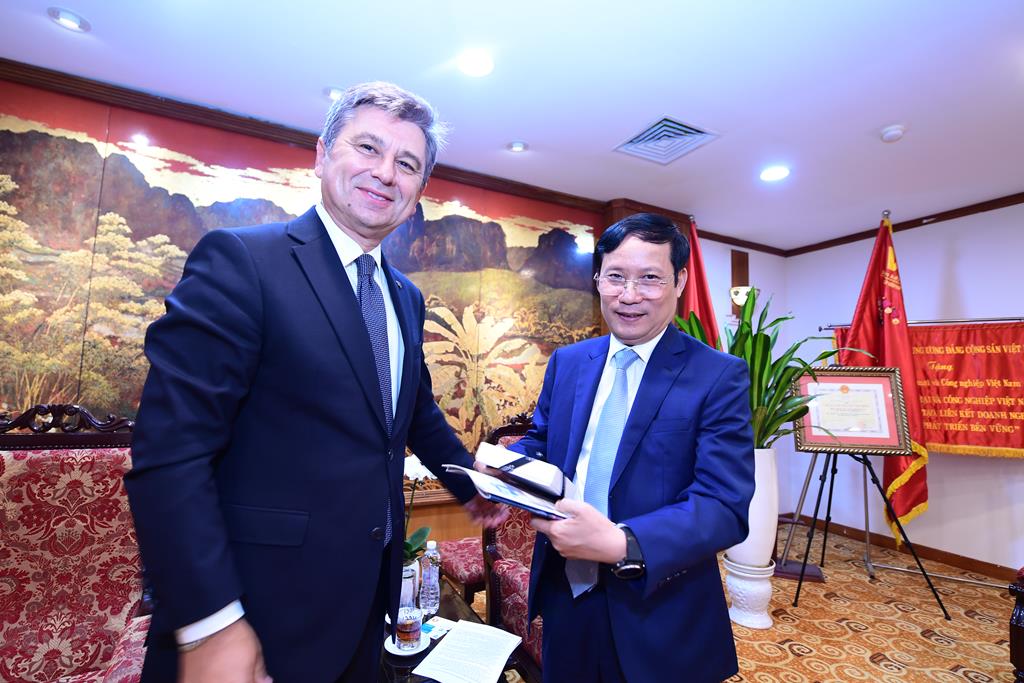 Tọa đàm “Phát triển logistics xanh, thích ứng nhanh và lễ công bố FIATA World Congress 2025 09/7/2025