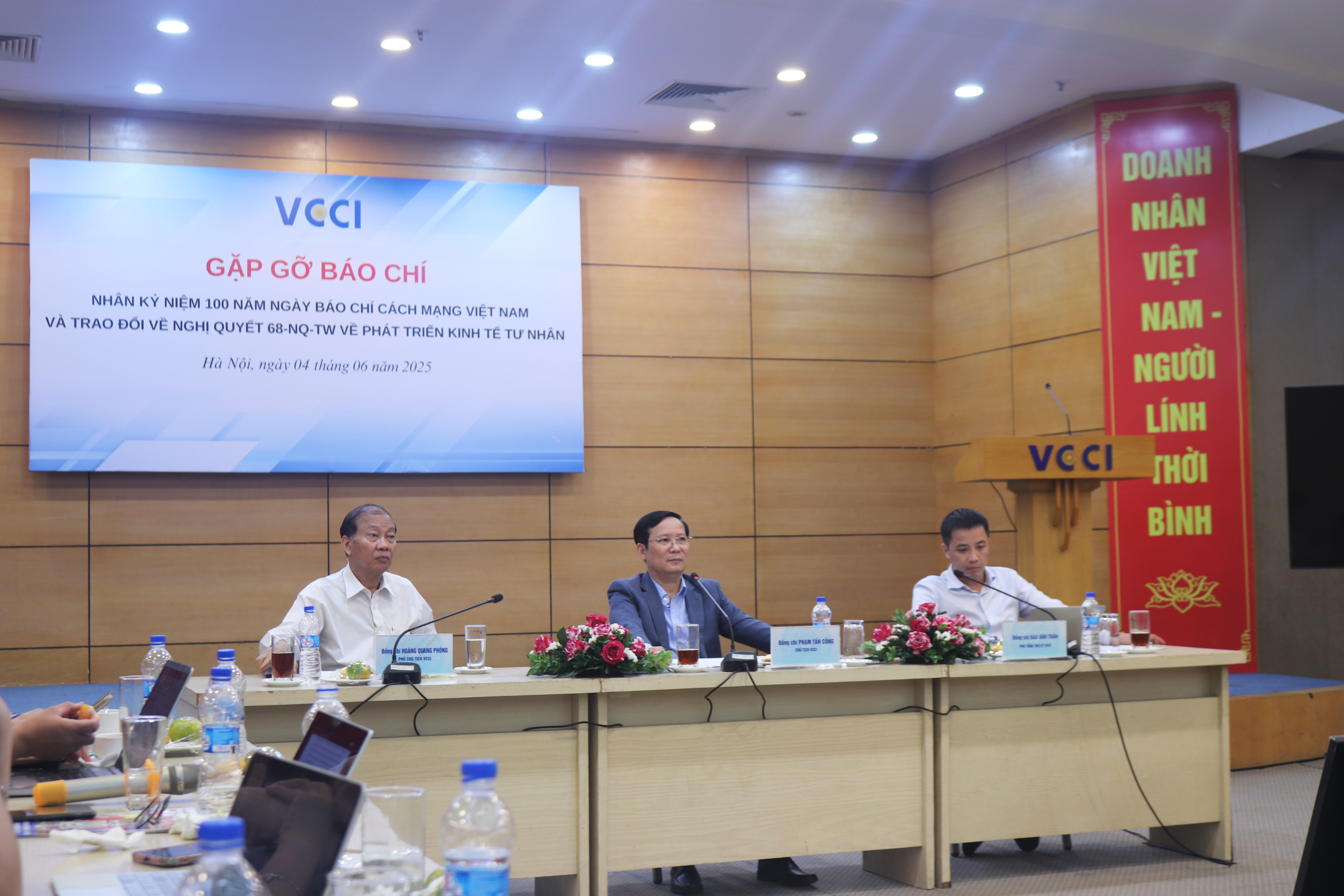Lãnh đạo VCCI gặp gỡ Phóng viên - Nhà báo nhân kỷ niệm 100 năm ngày Báo chí Cách mạng Việt Nam 21/06