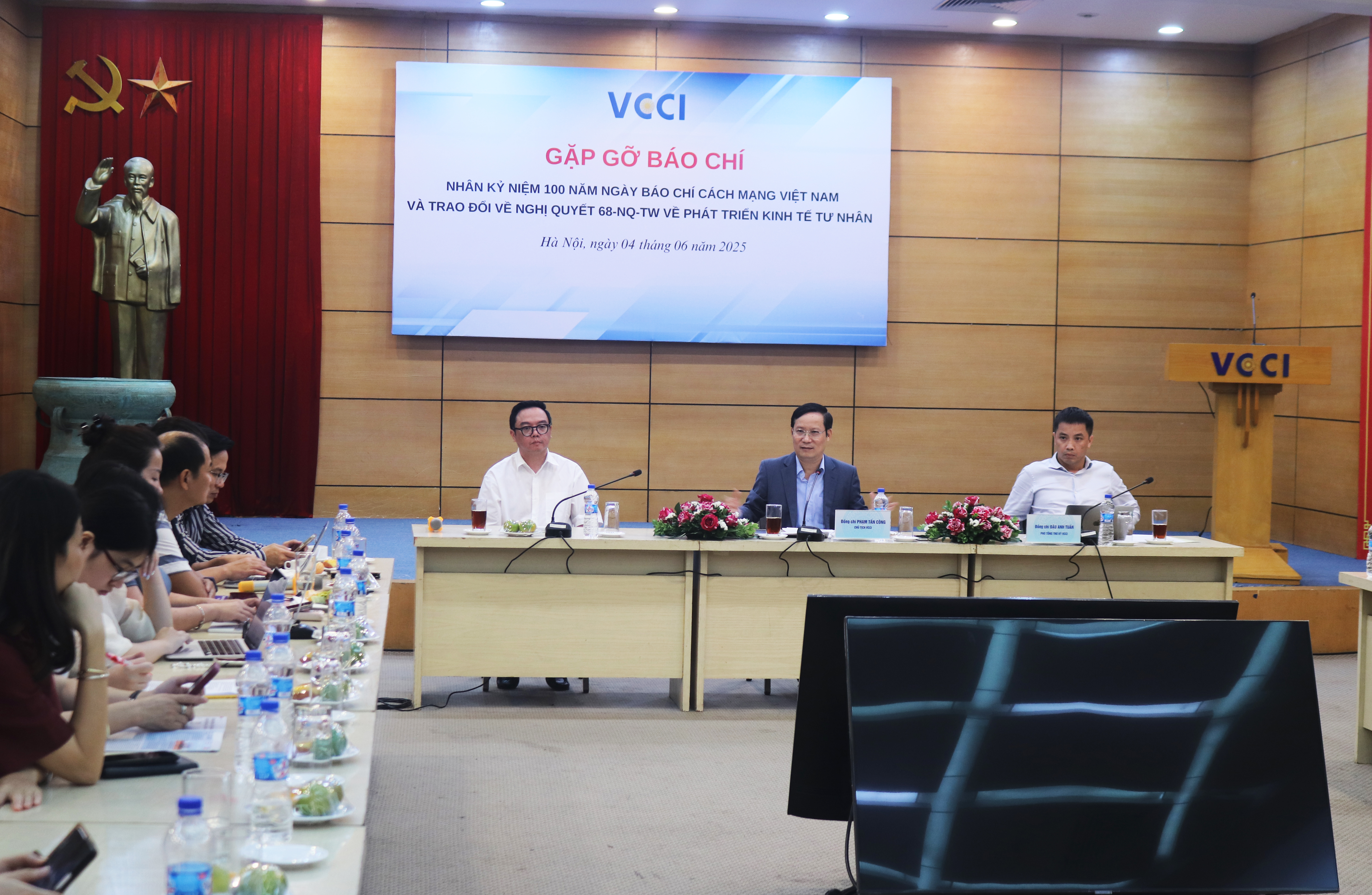 Lãnh đạo VCCI gặp gỡ Phóng viên - Nhà báo nhân kỷ niệm 100 năm ngày Báo chí Cách mạng Việt Nam 21/06