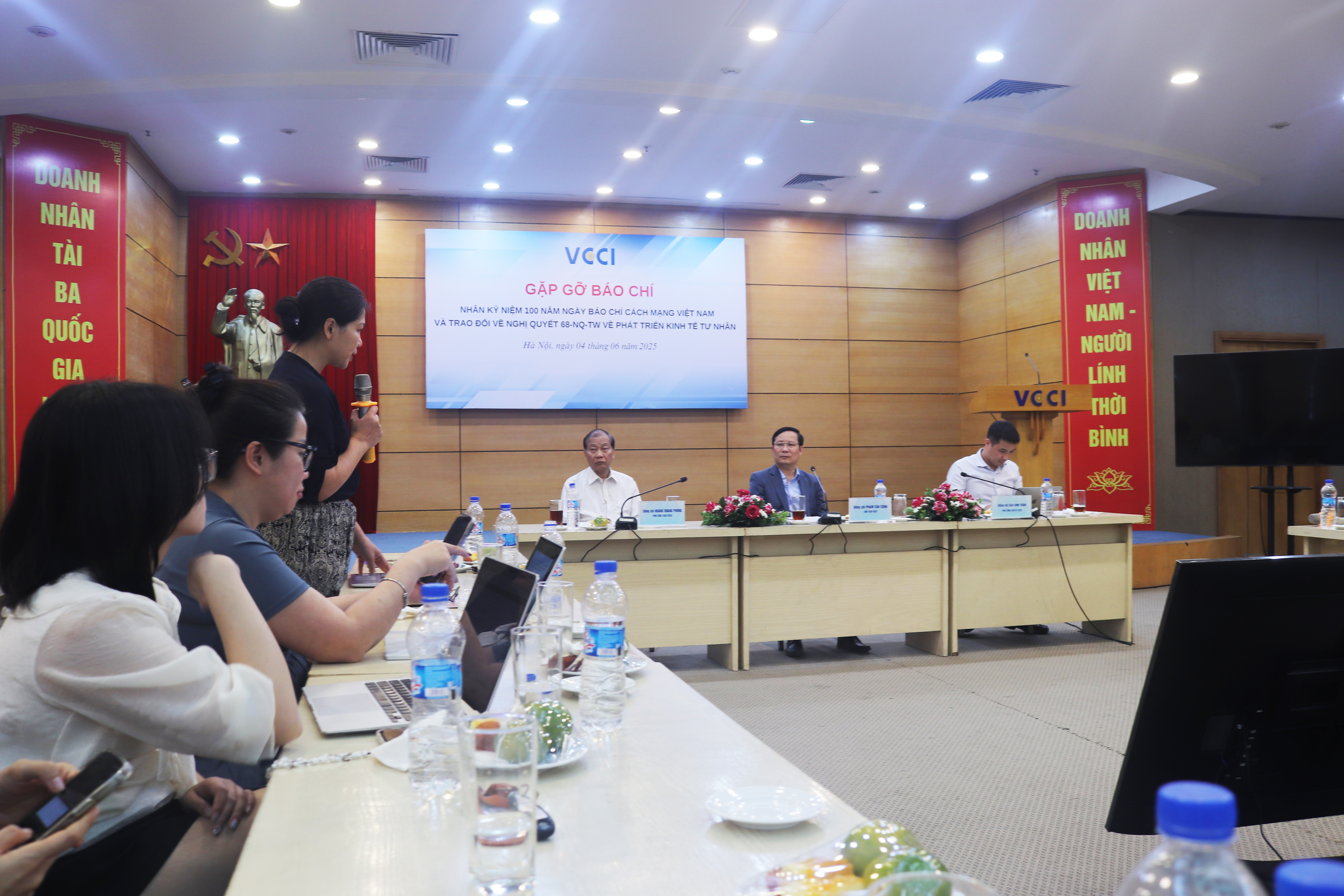 Lãnh đạo VCCI gặp gỡ Phóng viên - Nhà báo nhân kỷ niệm 100 năm ngày Báo chí Cách mạng Việt Nam 21/06