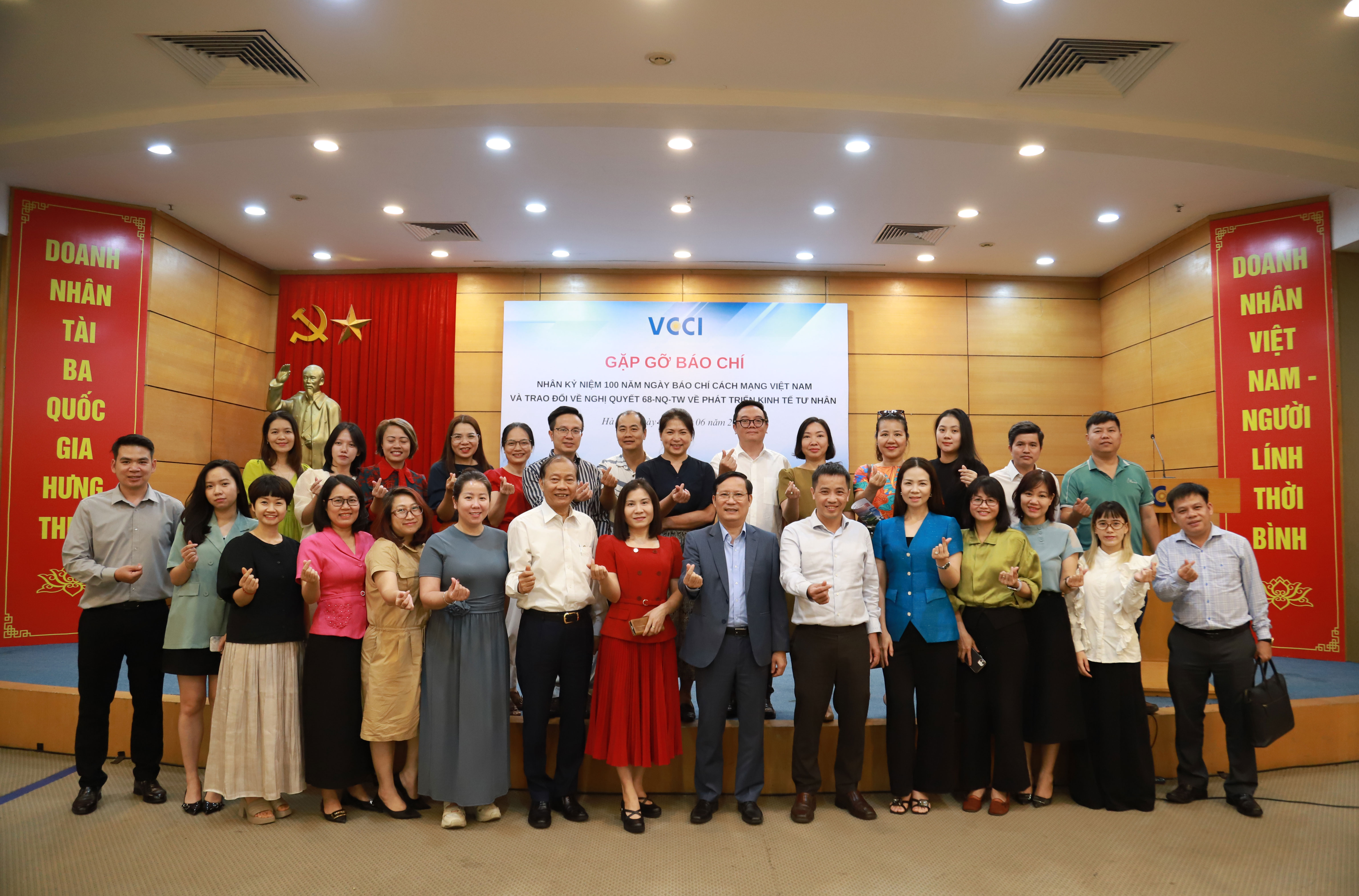 Lãnh đạo VCCI gặp gỡ Phóng viên - Nhà báo nhân kỷ niệm 100 năm ngày Báo chí Cách mạng Việt Nam 21/06