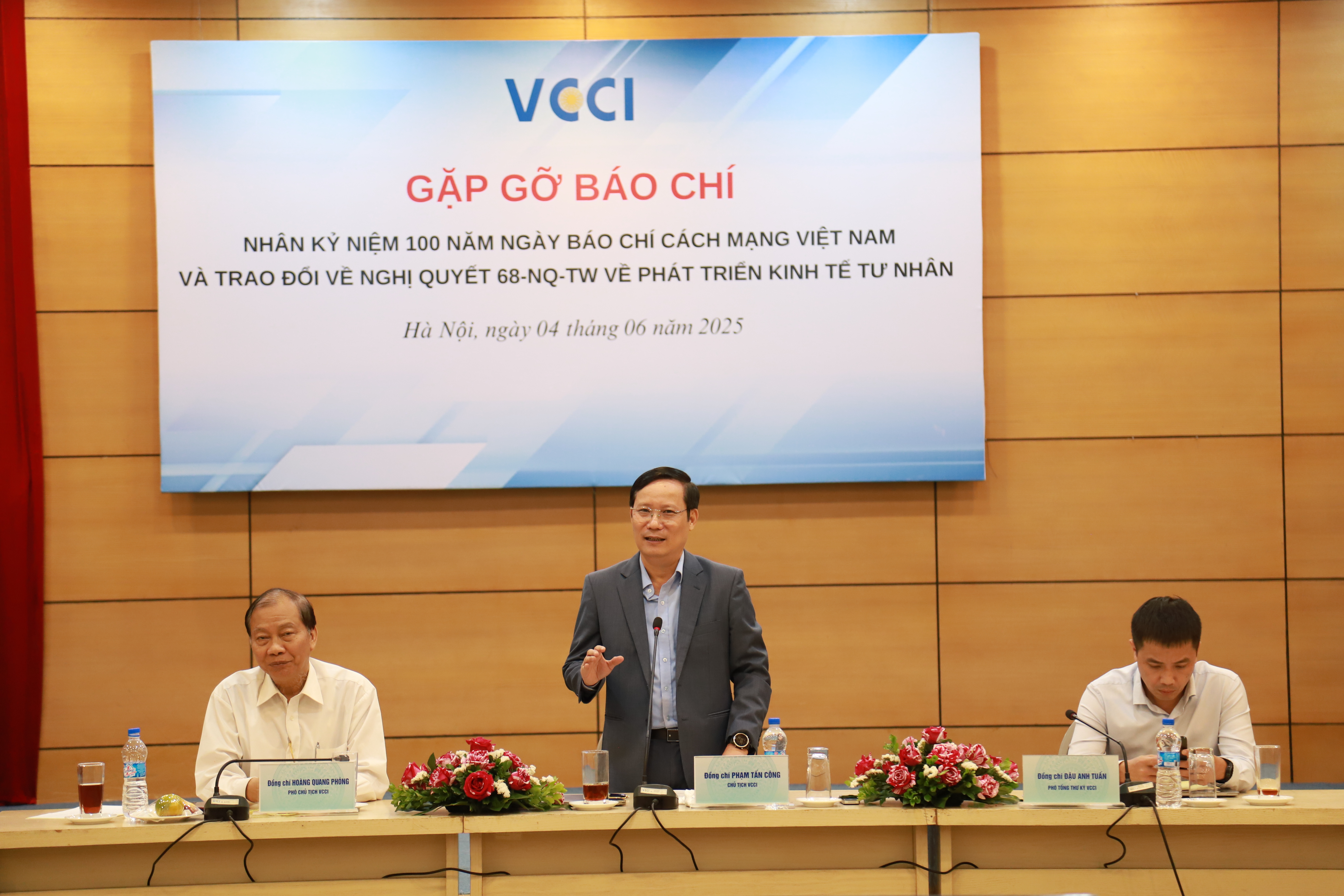 Lãnh đạo VCCI gặp gỡ Phóng viên - Nhà báo nhân kỷ niệm 100 năm ngày Báo chí Cách mạng Việt Nam 21/06