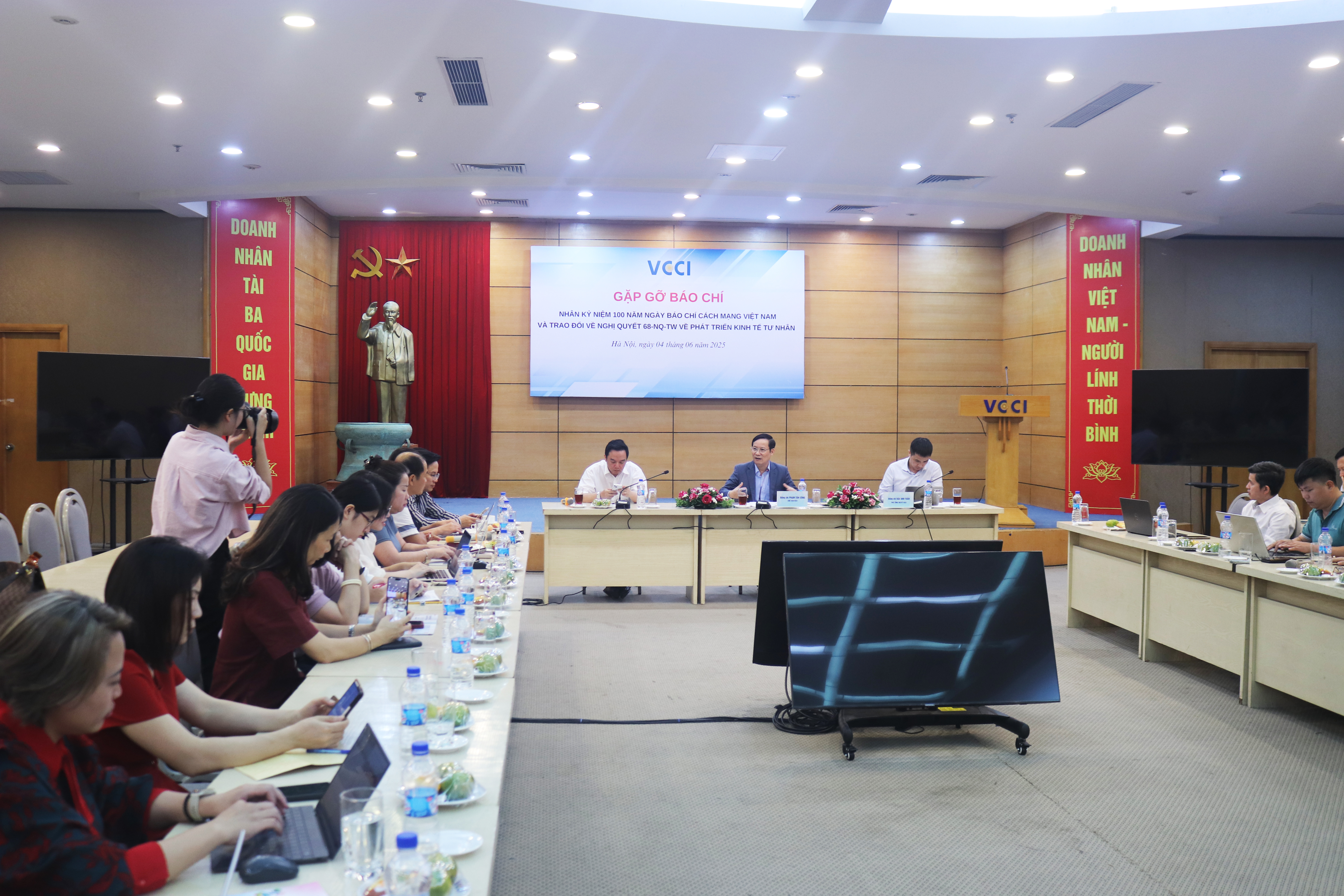 Lãnh đạo VCCI gặp gỡ Phóng viên - Nhà báo nhân kỷ niệm 100 năm ngày Báo chí Cách mạng Việt Nam 21/06