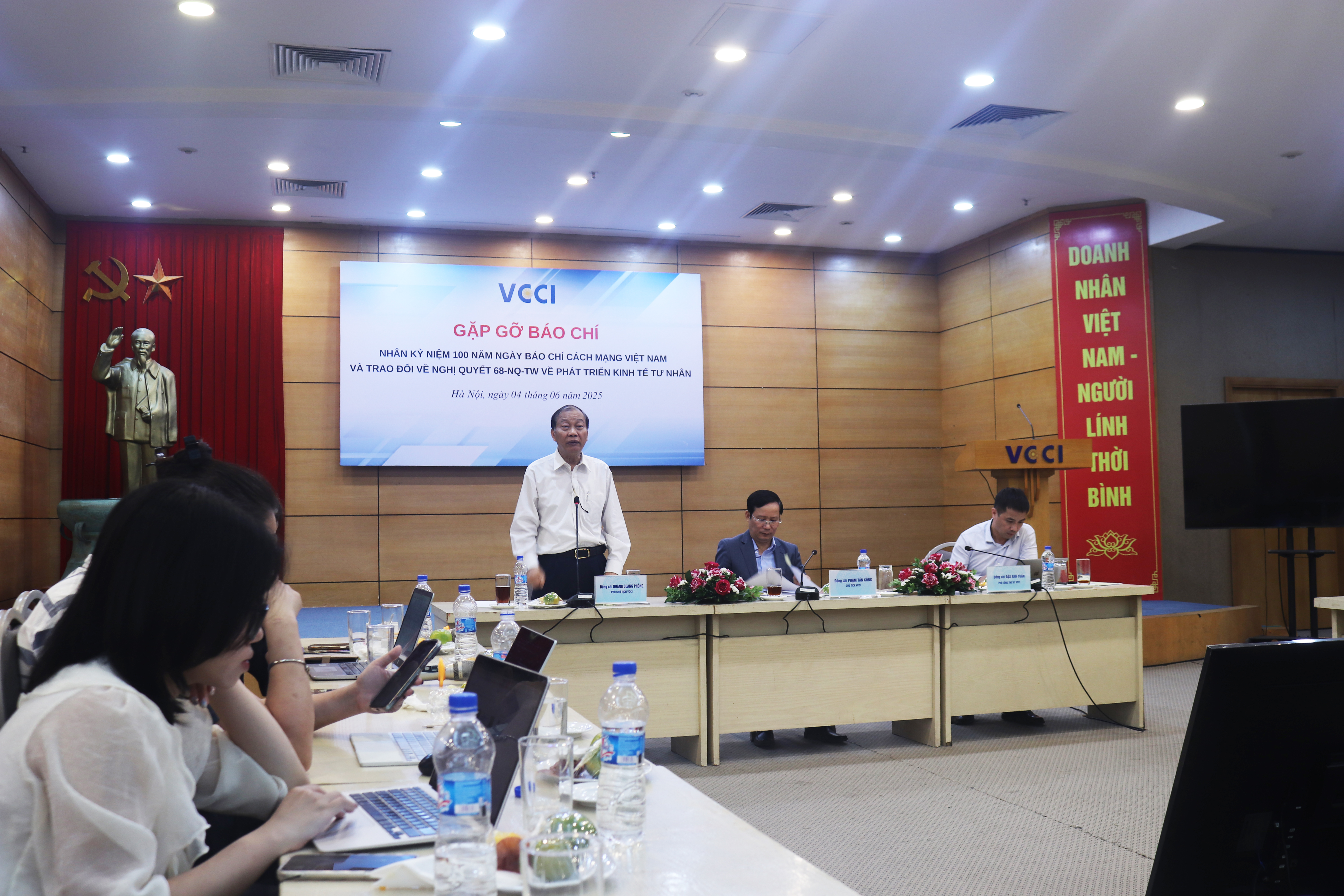 Lãnh đạo VCCI gặp gỡ Phóng viên - Nhà báo nhân kỷ niệm 100 năm ngày Báo chí Cách mạng Việt Nam 21/06