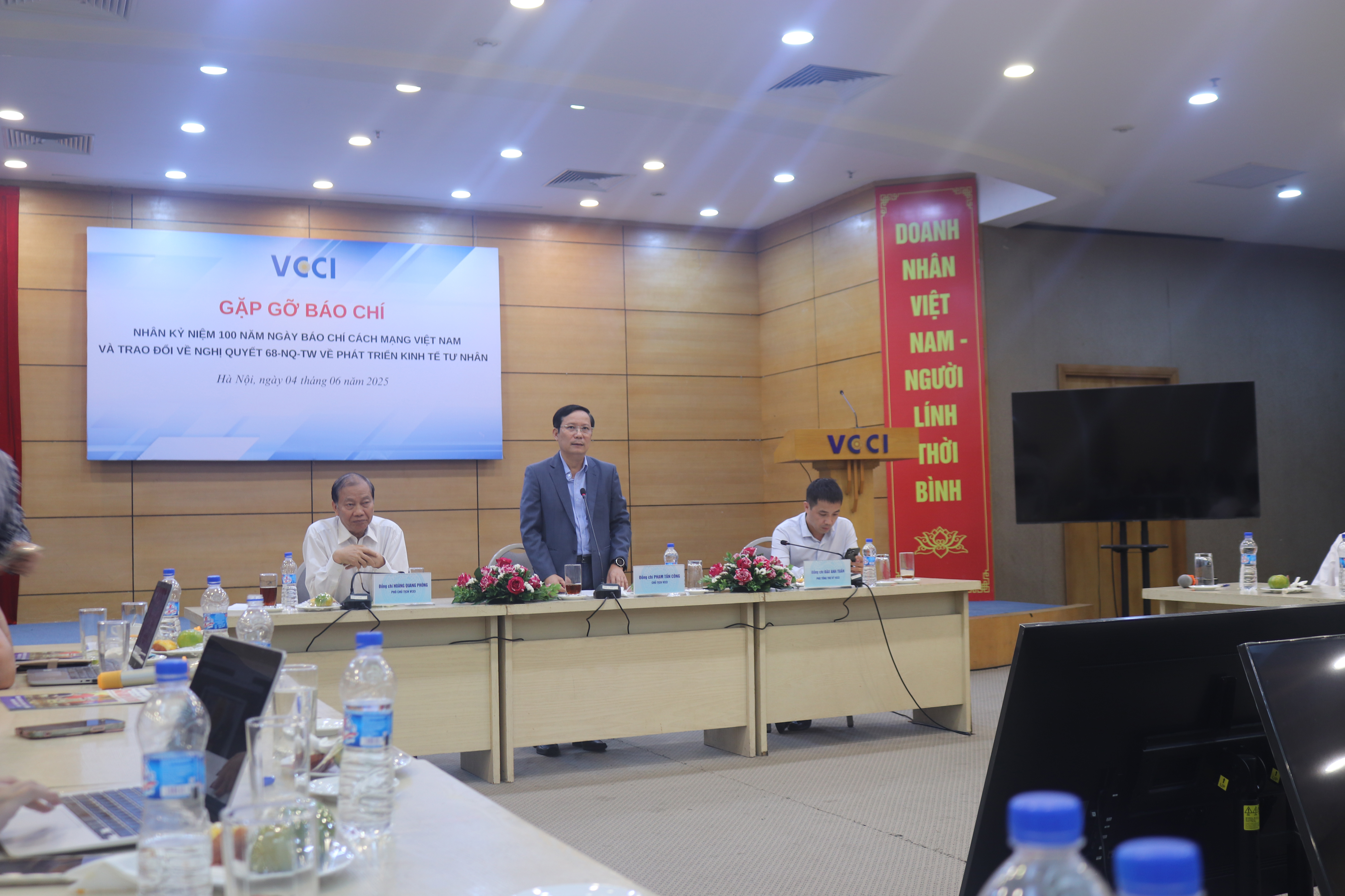 Lãnh đạo VCCI gặp gỡ Phóng viên - Nhà báo nhân kỷ niệm 100 năm ngày Báo chí Cách mạng Việt Nam 21/06