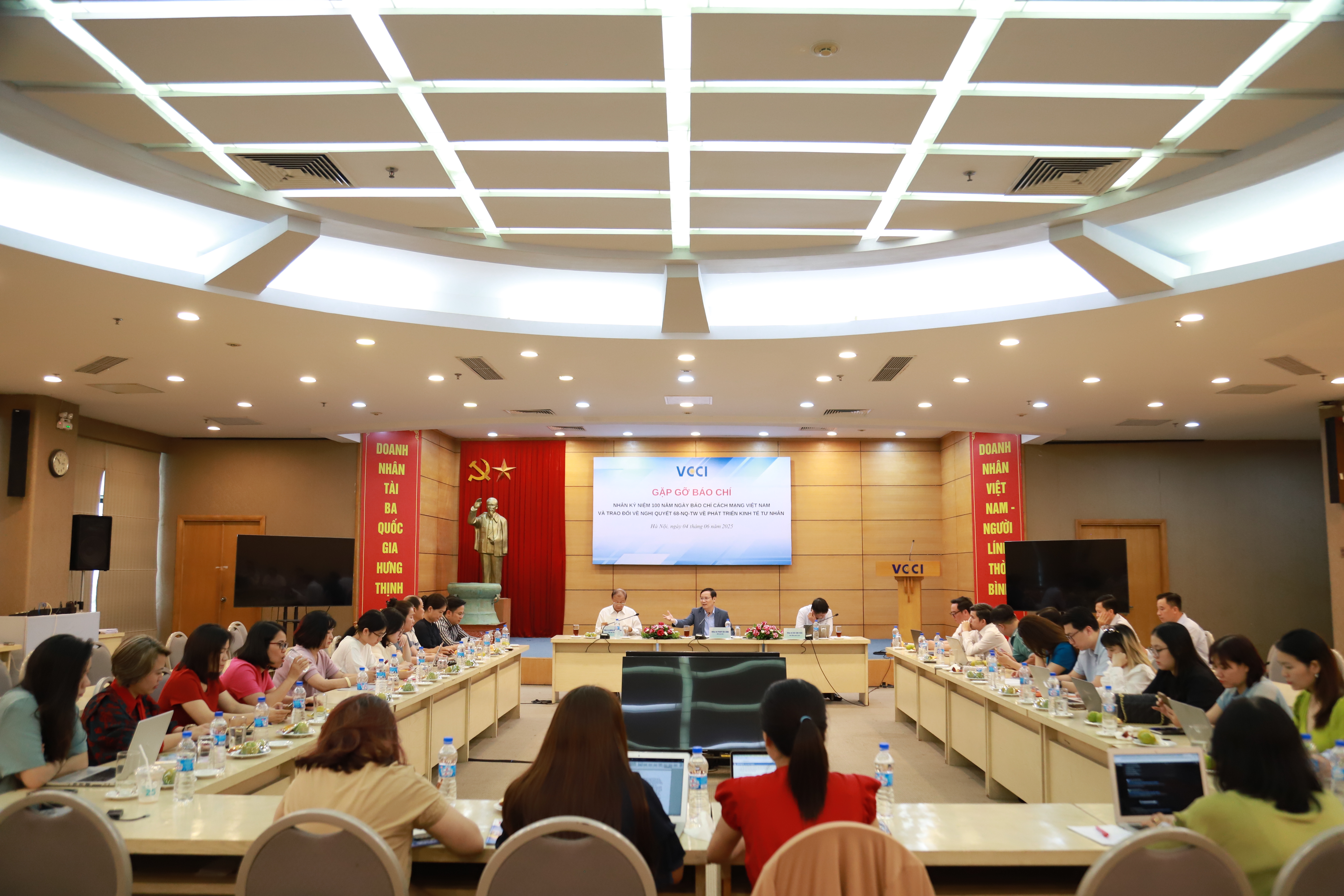 Lãnh đạo VCCI gặp gỡ Phóng viên - Nhà báo nhân kỷ niệm 100 năm ngày Báo chí Cách mạng Việt Nam 21/06