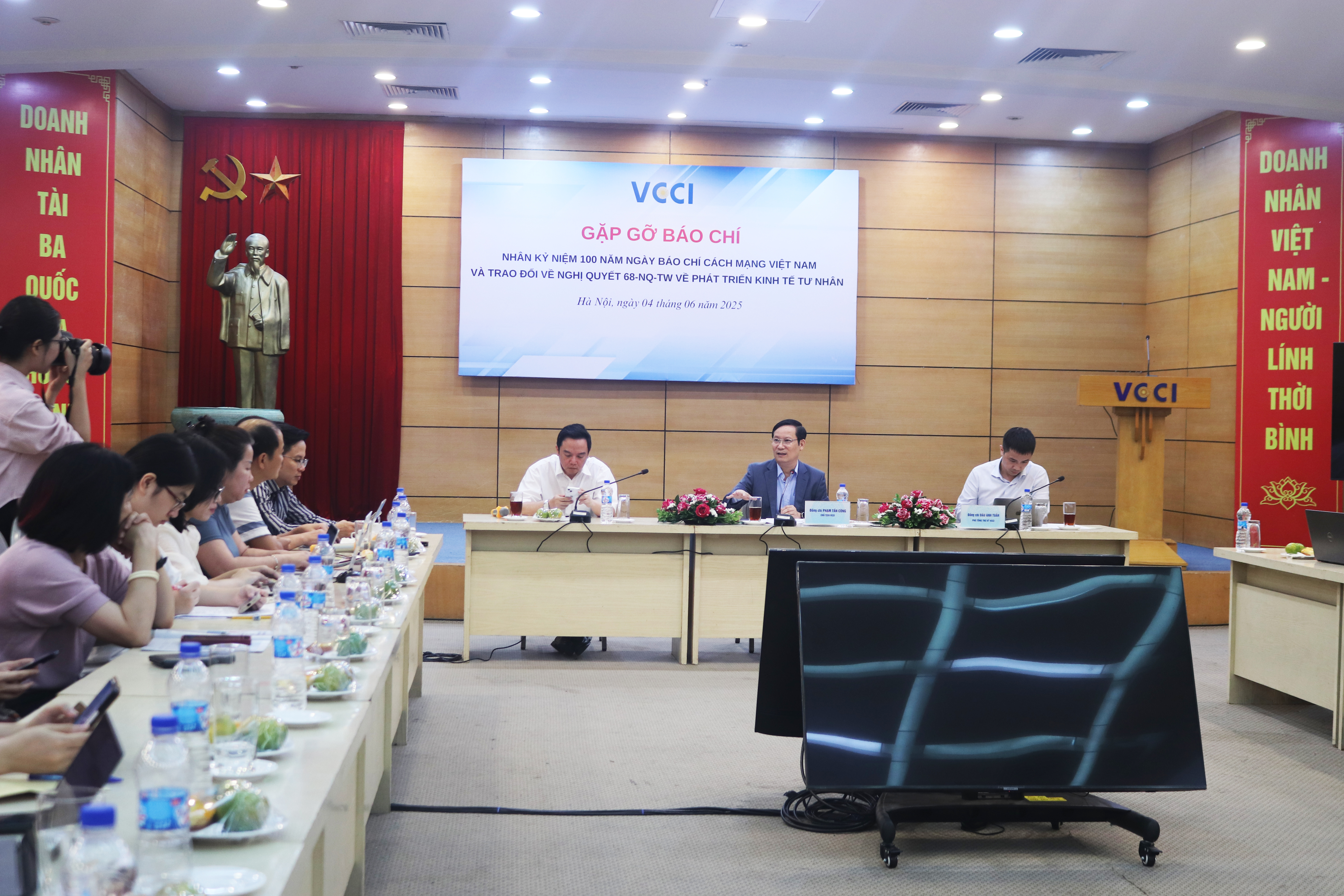Lãnh đạo VCCI gặp gỡ Phóng viên - Nhà báo nhân kỷ niệm 100 năm ngày Báo chí Cách mạng Việt Nam 21/06