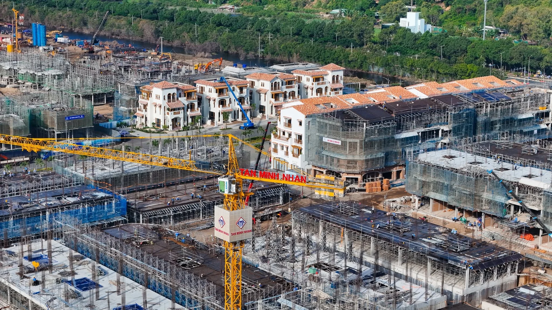 Áp lực kép trên thị trường địa ốc: Cung tăng mạnh, cầu suy giảm