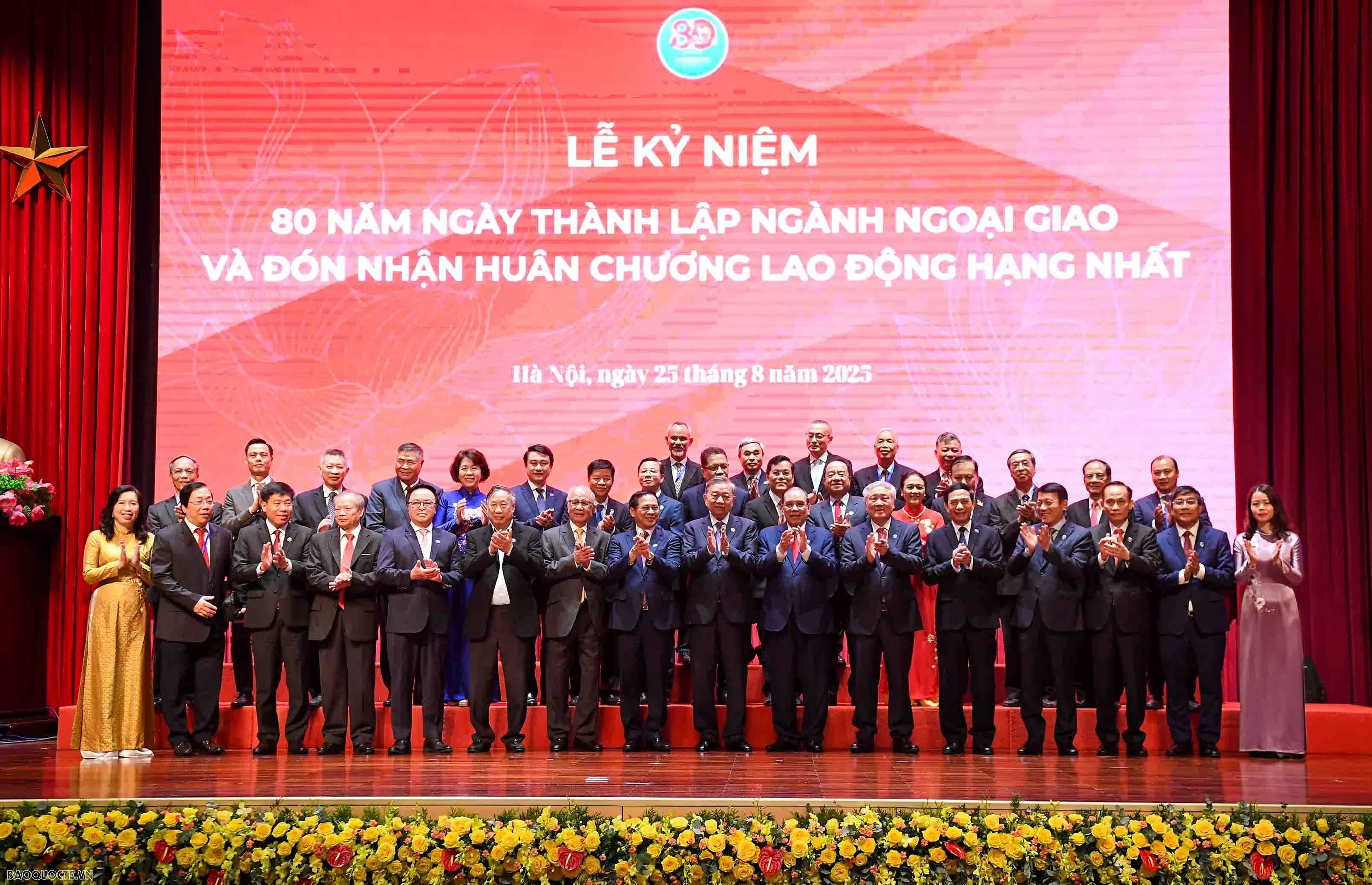 tong-bi-thu-to-lam-ngoai-giao-viet-nam-thap-sang-niem-tin-ve-mot-the-gioi-hoa-binh-hop-tac-va-phat-trien