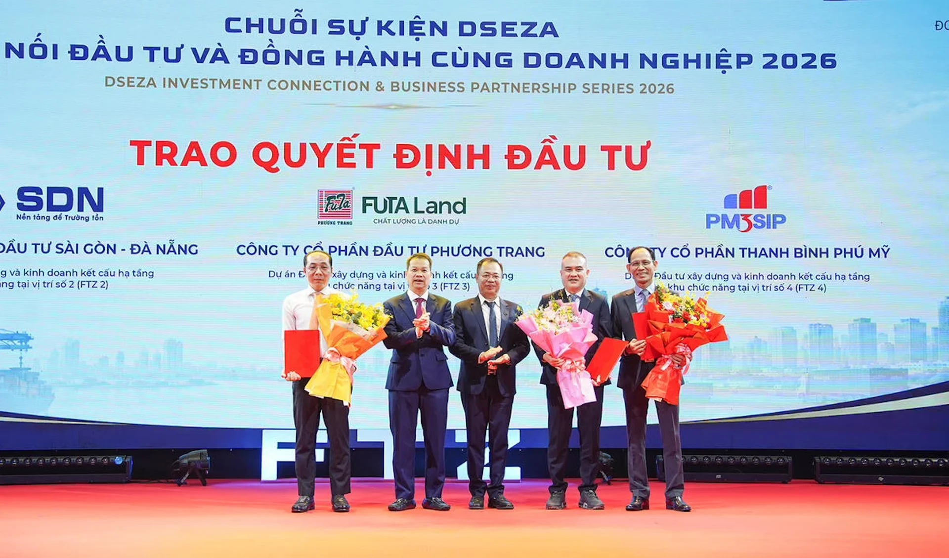 nhung-ong-lon-xuat-hien-tai-khu-thuong-mai-tu-do-da-nang
