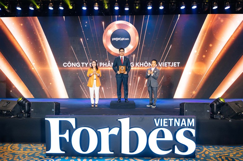 Forbes vinh danh Vietjet trong TOP 50 công ty niêm yết tốt nhất Việt Nam 2026