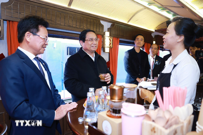 sua-th-khoac-len-minh-chiec-ao-tet-ruc-ro-dong-hanh-cung-chuyen-tau-xuan-2025