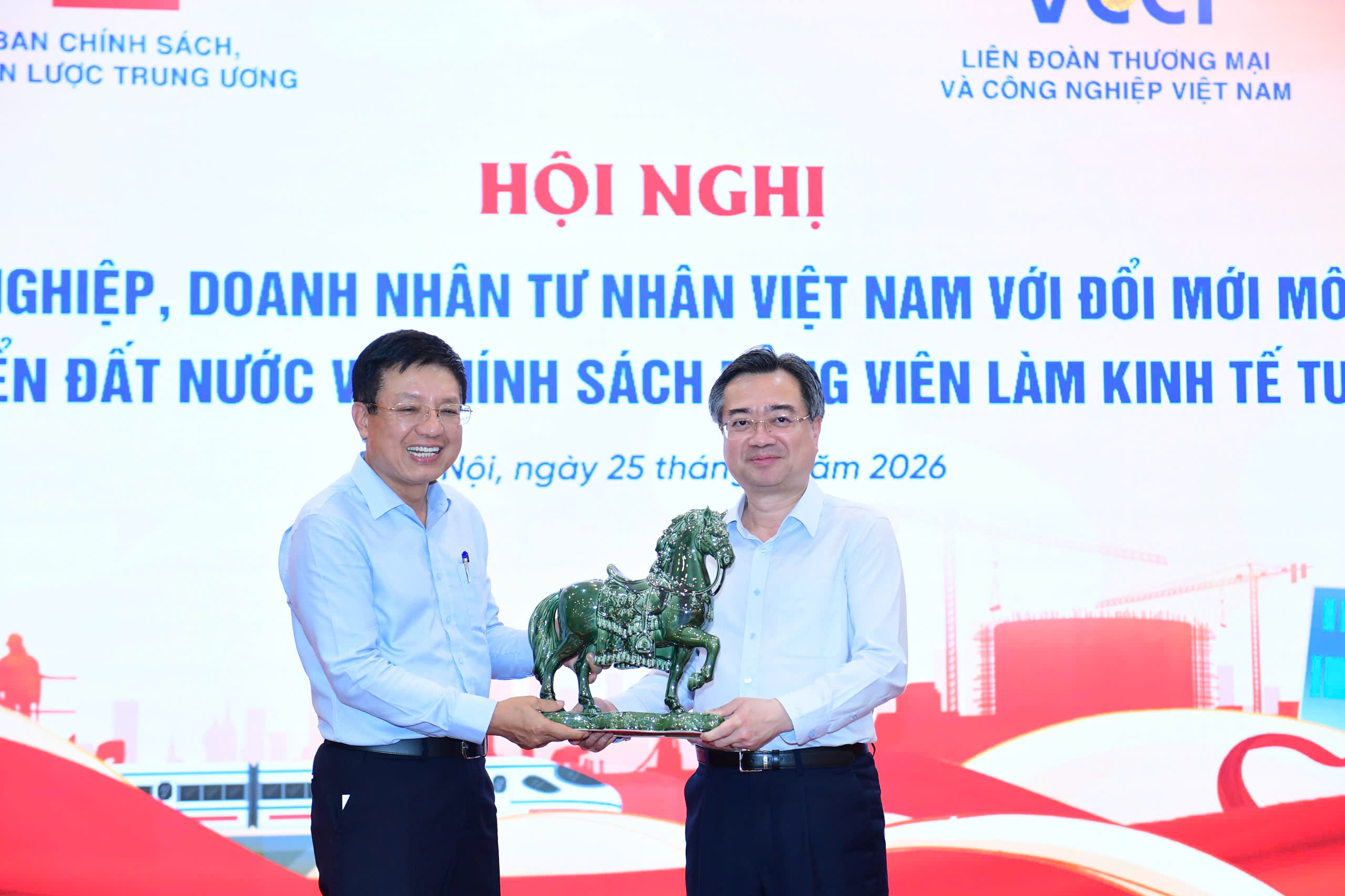 Hội nghị “Doanh nghiệp, doanh nhân tư nhân Việt Nam với đổi mới mô hình phát triển đất nước và chính sách đảng viên làm kinh tế tư nhân”.
