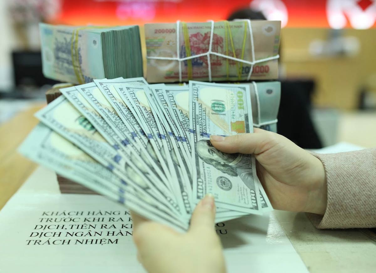 gia-usd-ngan-hang-di-len-ty-gia-trung-tam-xac-lap-ky-luc-moi