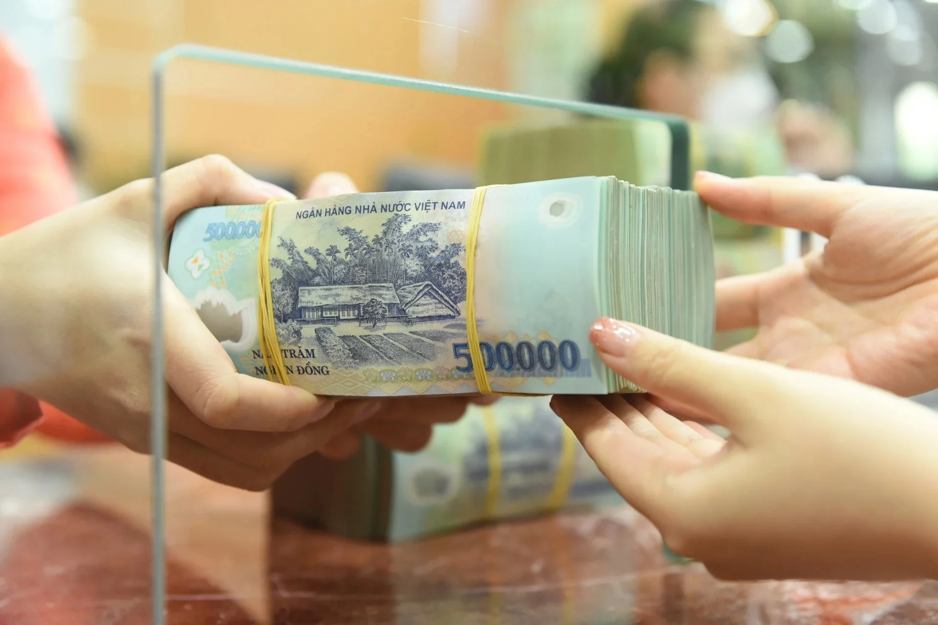 chenh-lech-cho-vay-va-huy-dong-cao-nhat-lich-su-lai-suat-van-am-tham-nhich-len