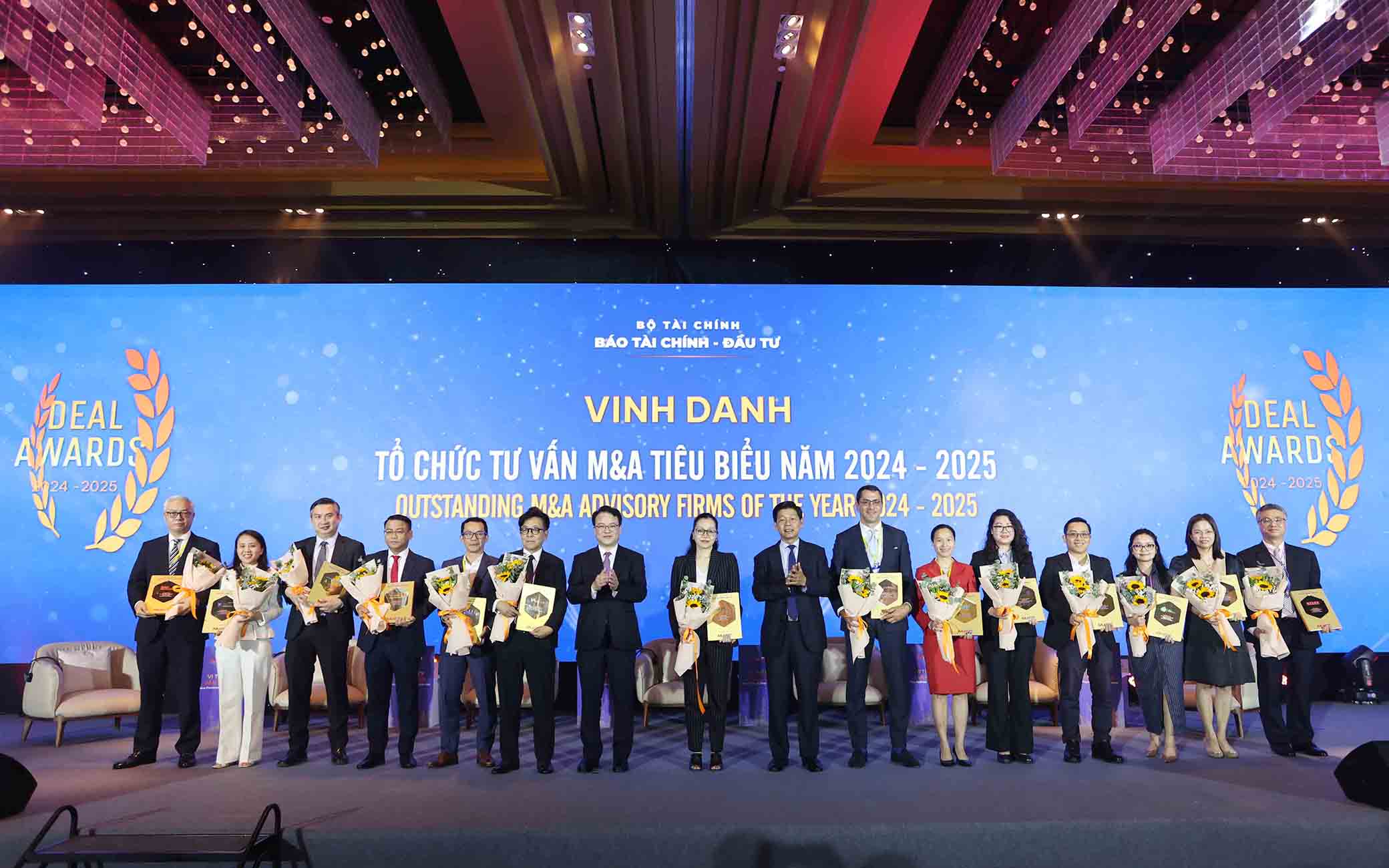 1_Vinh danh các tổ chức tư vấn M&A.jpg 1_Vinh danh các tổ chức tư vấn M&A.jpg