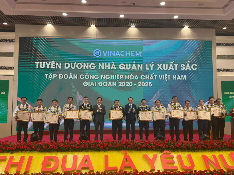 ong-ngo-van-dong-duoc-vinh-danh-nha-lanh-dao-xuat-sac-cua-tap-doan-hoa-chat-vn