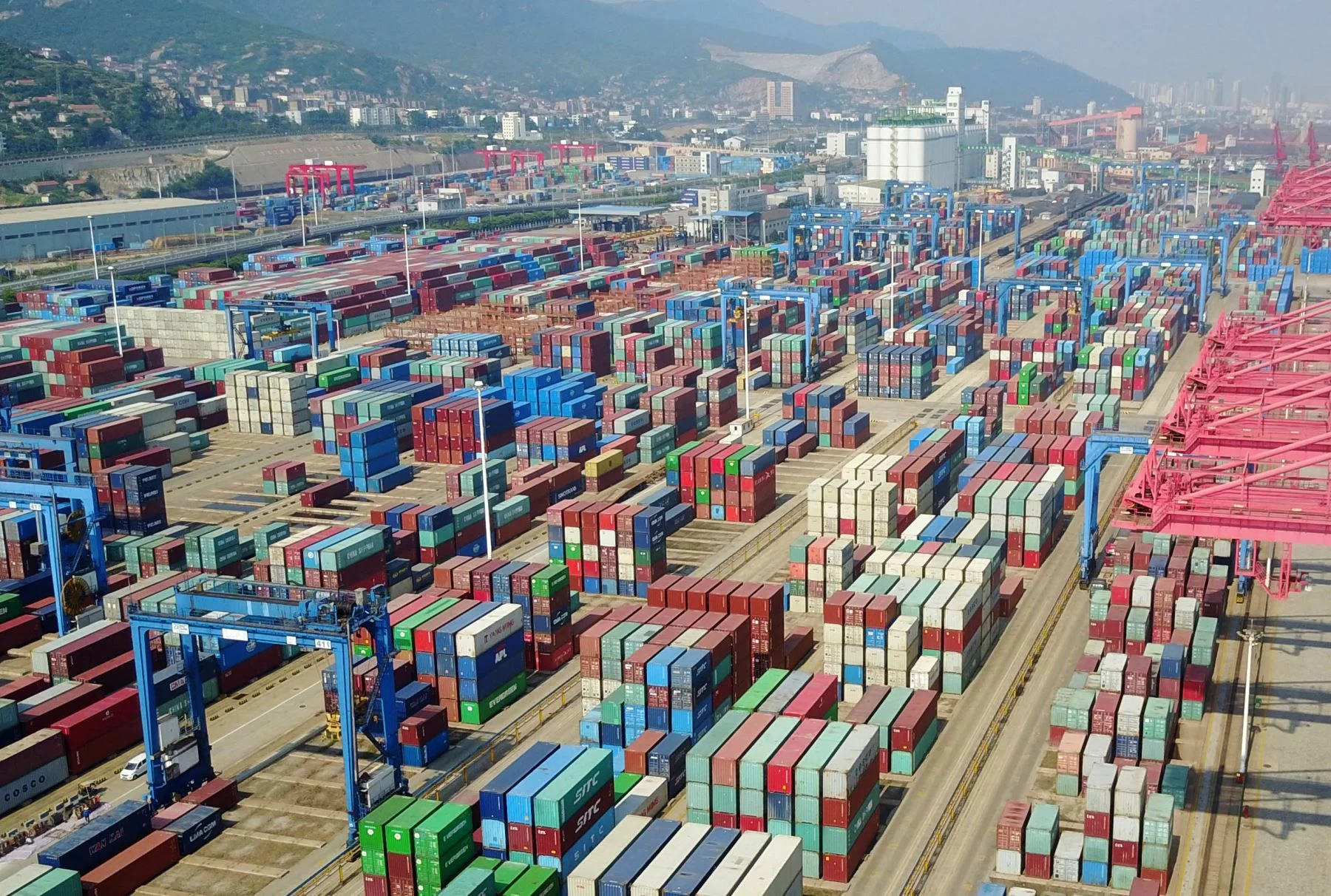 kinh-te-tang-truong-cao-va-canh-bao-tu-thuc-te-ket-giua-nhieu-ap-luc