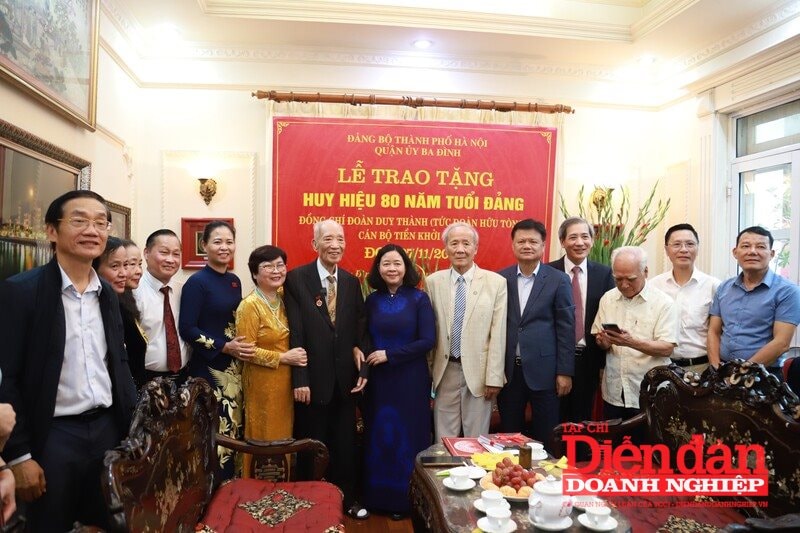 trao-huy-hieu-80-nam-tuoi-dang-cho-nguyen-pho-thu-tuong-nguyen-chu-tich-vcci-doan-duy-thanh