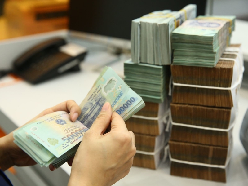 Bẫy nợ tiêu dùng khi lãi vay vọt tăng mạnh