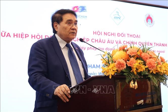 Chìa khóa vượt qua “vùng trũng” sản xuất gia công