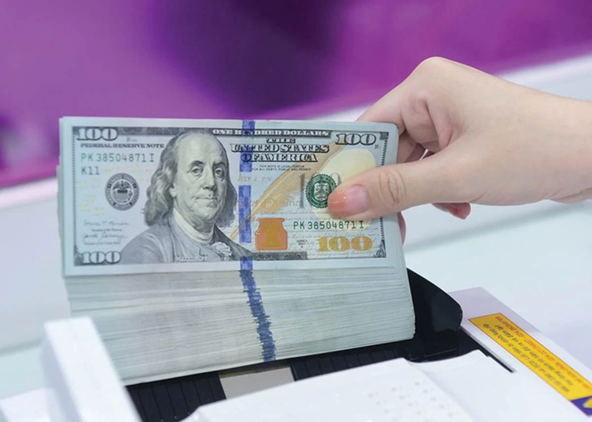 vuot-26000-dongusd-ty-gia-tang-nong-va-doi-mat-nhieu-ap-luc