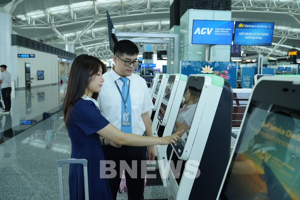 Thử nghiệm kiosk tự động làm thủ tục và ký gửi hành lý cho chuyến bay quốc tế tại Nội Bài