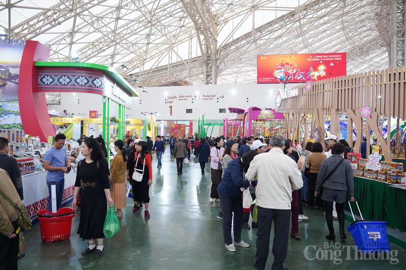 hoi-cho-mua-xuan-ban-hang-khoi-sac-ngay-sau-gio-mo-cua