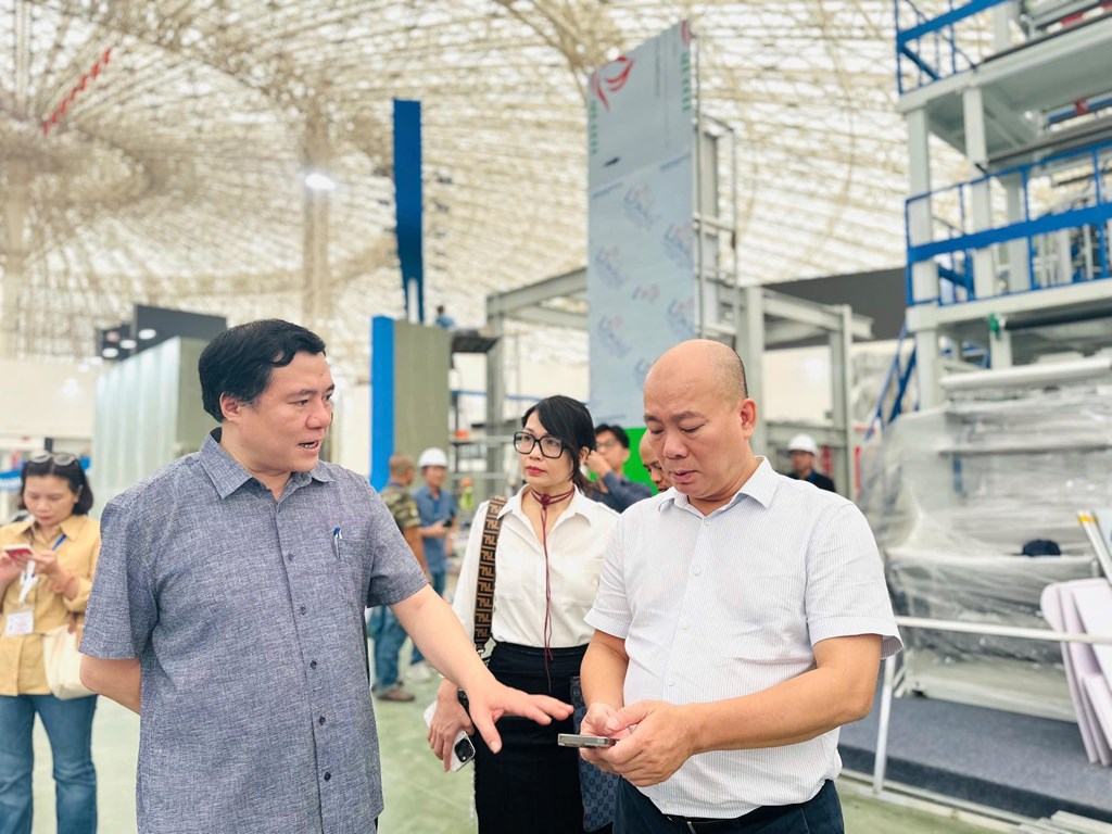 nganh-cong-thuong-gap-rut-hoan-tat-gian-trung-bay-trien-lam-thanh-tuu-kinh-te-xa-hoi