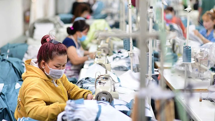 doanh-nghiep-dau-tu-cong-nghe-de-vuot-bao