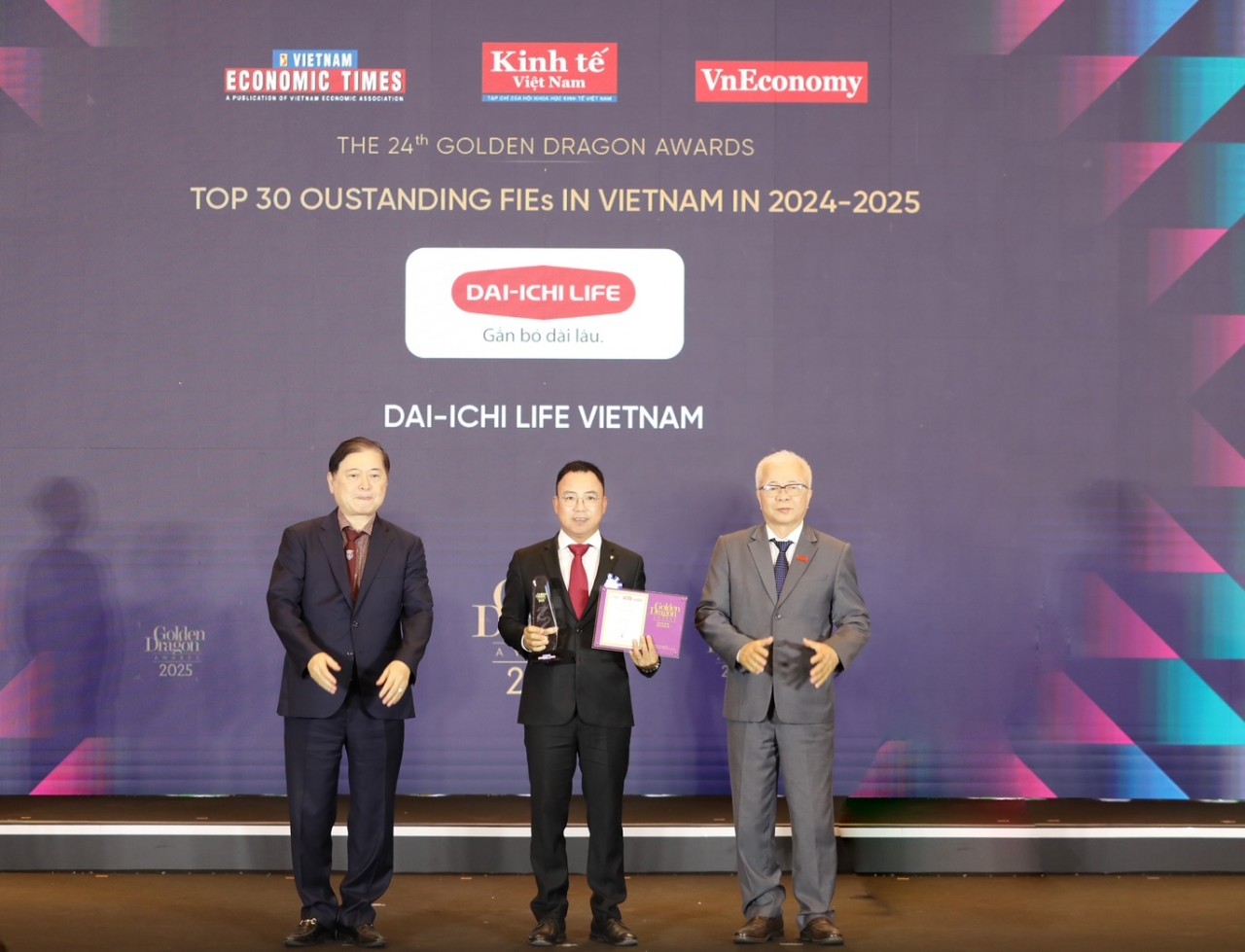 dai-ichi-life-viet-nam-vinh-du-nhan-giai-thuong-rong-vang-2025-doanh-nghiep-chuyen-doi-so-tieu-bieu