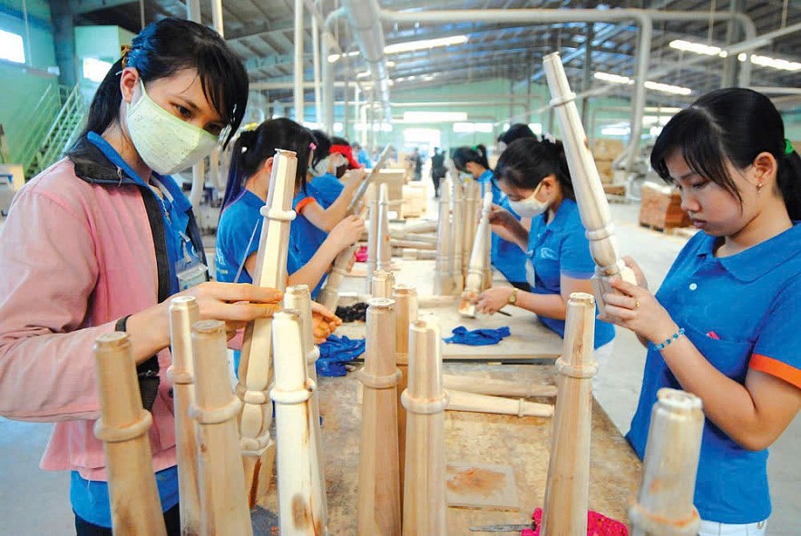 sat-canh-dong-hanh-cung-doanh-nghiep-vuot-bien-dong-thue-quan-toan-cau