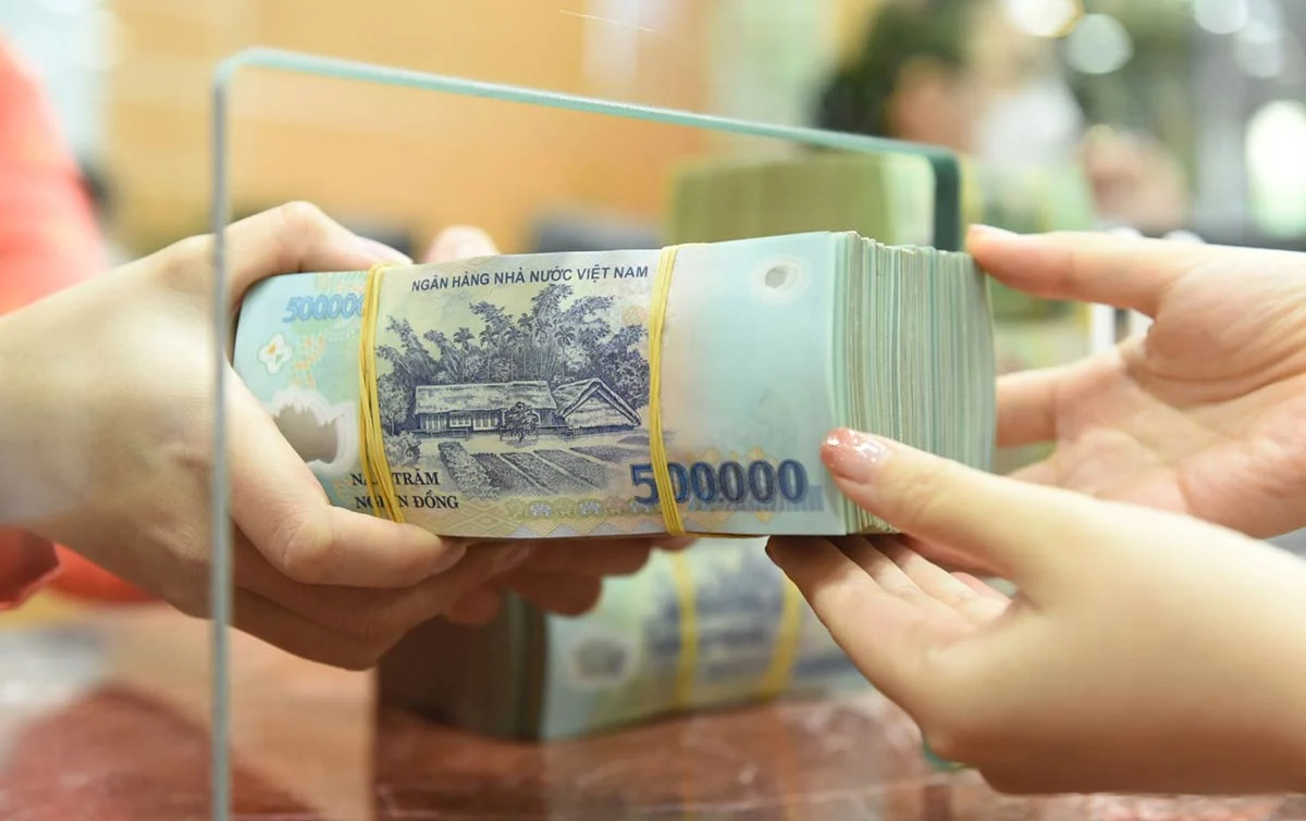 chiu-nhieu-suc-ep-lai-suat-tiet-kiem-kho-giu-o-muc-thap